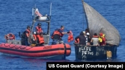 La Guardia Costera intercepta a una embarcación con balseros cubanos a bordo, en el Estrecho de la Florida, en mayo de 2023. (Foto: USCG)