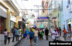 Calle Enramada Santiago de Cuba visitada por los turistas