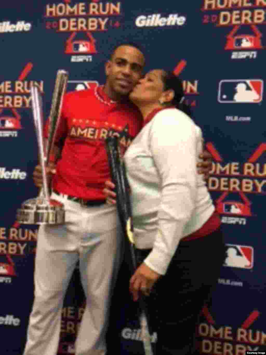 Yoenis Céspedes junto a su madre al recoger el trofeo de vencedor en el Derby de Jonrones.