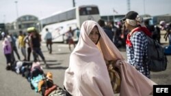 Migrantes toman un bus hacia Bezdan, cerca de la frontera entre Serbia y Croacia.