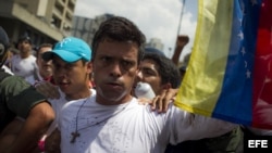 Leopoldo López se entrega en una plaza de Caracas a la GMB, policía militarizada