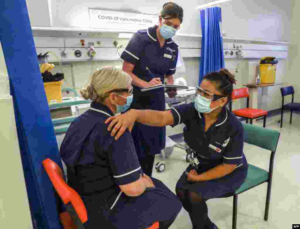 Trabajadores de la salud se entrenan para poder administrar correctamente la vacuna de Covid-19, en la Clínica de Vacunas del Hospital de la Universidad de Coventry, en Inglaterra central.