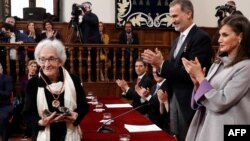 Poeta uruguaya Ida Vitale y los Reyes de España, Felipe y Letzia, durante la ceremonia del Premio Cervantes 