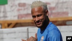 El astro brasileño Neymar saluda a los aficionados durante el torneo juvenil Neymar Jr's Five en Praia Grande, Brasil, el sabado 13 de julio de 2019. AP/Andre Penner