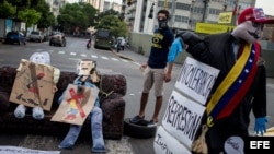 Vista de un muñeco con el rostro del presidente de Venezuela, Nicolás Maduro, durante la popular fiesta de la Quema de Judas,