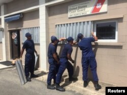 Agentes de la Guardia Costera se preparan para la llegada del huracán.