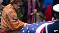 Estadounidenses rinden homenaje a George H. W. Bush en la rotonda del Capitolio. 