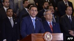 Presidente de Guatemala Jimmy Morales rodeado por miembros de su gabinete