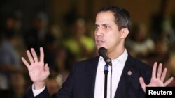 El presidente encargado de Venezuela, Juan Guaidó, habla a sus seguidores en la Plaza Bolívar, en Chacao, Caracas, el 11 de febrero del 2020.