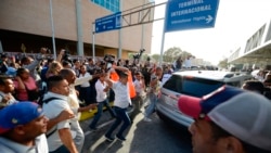 Grupos chavistas atacan el vehículo que transporta al presidente encargado de Venezuela, Juan Guaidó, a su llegada al aeropuerto de Maiquetía, en las afueras de Caracas, el martes 11 de febrero del 2020.