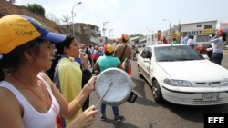 Un grupo de personas protestan con ollas vacías contra el gobierno del presidente, Nicolás Maduro