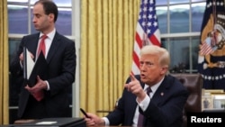 El presidente de Estados Unidos, Donald Trump, en la Oficina Oval de la Casa Blanca el día de la toma de posesión en Washington, EEUU, el 20 de enero de 2025. REUTERS/Carlos Barria