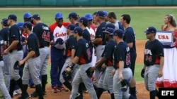 peloteros universitarios de EE.UU. saludan a los miembros del eqeuipo cubano antes del primer desafío, que Cuba ganó 4x3.