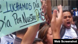 Estudiantes venezolanos exigen la liberación de sus compañeros frente al Ministerio del Interior.