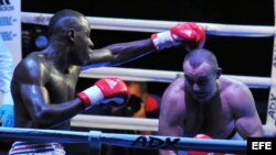 El boxeador cubano Erislandy Savón (i) se enfrente al ruso Vitaly Kudukhov hoy, viernes 6 de diciembre de 2013, durante una pelea por los 91 kgs de la IV Serie Mundial de Boxeo, en La Habana (Cuba). EFE/Ernesto Mastrascusa