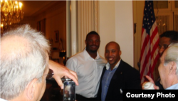 Ken Griffey Jr., (i) y Barry Larkin Larkin (d), en La Habana, Cuba.