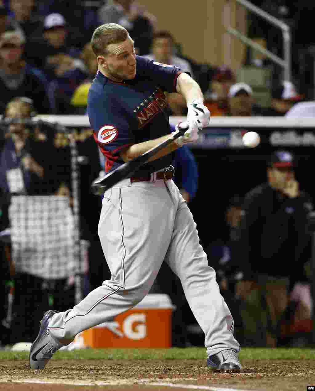 El jugador de los Rojos de Cincinnati Todd Frazier golpea la bola en su primer jonrón en la última ronda. 