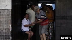 Un precario puesto de control sanitario en la Terminal de Omnibus. En 2013 Cuba tomó medidas para contener un brote de cólera. REUTERS/Desmond Boylan