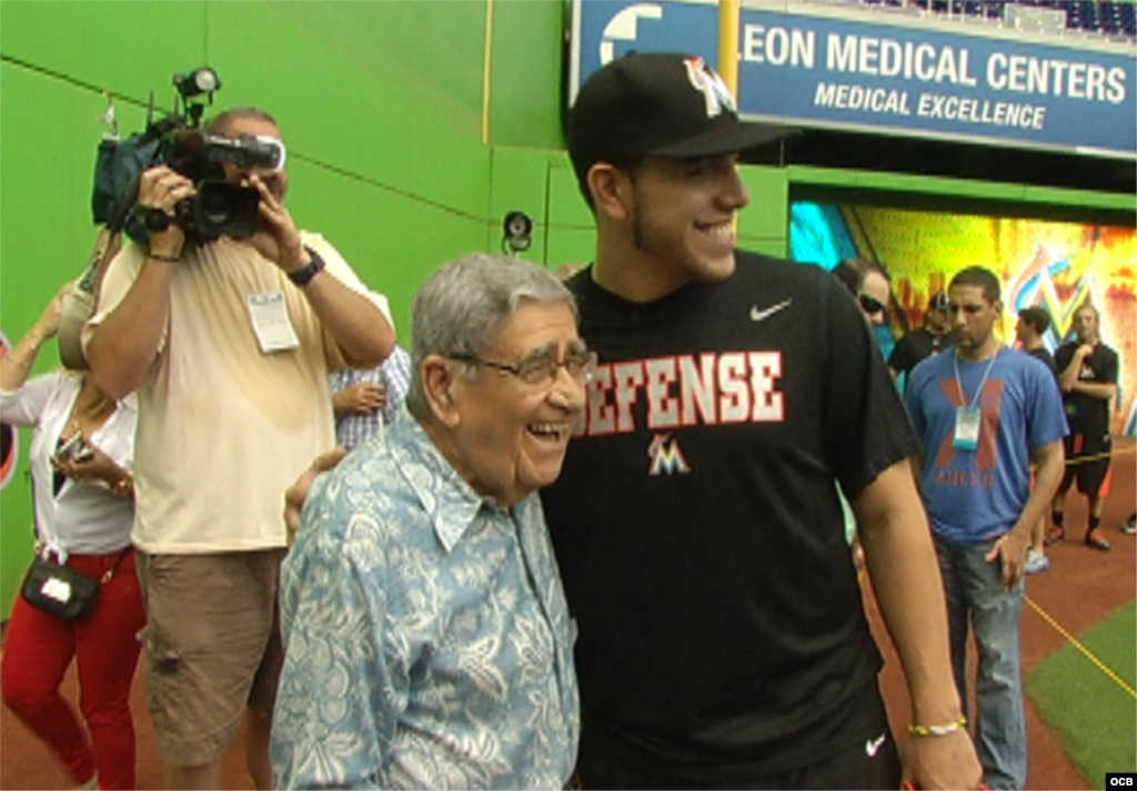 El miembro del Salón de la Fama (Cooperstown, NY, 2001), Felo Ramírez (i), junto al lanzador derecho de los Miami Marlins, José Fernández, quien realizó el viernes 30 lanzamientos fuera del montículo desde una distancia de 45 pies, como parte de su entrenamiento, tras la cirugía Tommy John a la que fue sometido hace cuatro meses y medio. 