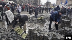 Manifestantes opositores al gobierno ucraniano pican adoquines en el centro de Kiev