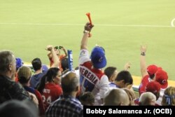 Aficionados cubanos respaldan a su equipo.