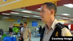 Un oficial de Aduana en el Aeropuerto Internacional José Martí de La Habana.