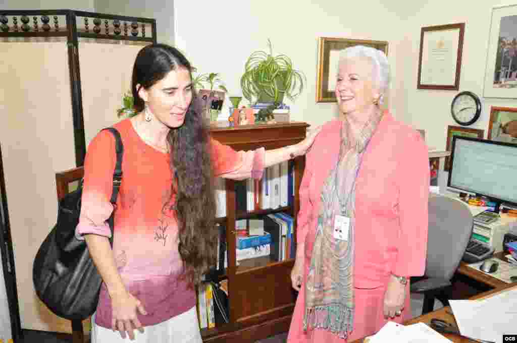 Yoani S&aacute;nchez recibida por Teresa Candiani.