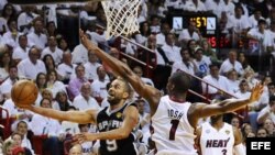 Tony Parker (i) de los San Antonio Spurs frente a Chris Bosh (d) de los Miami Heat.