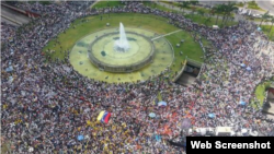 Los estudiantes universitarios piden al Gobierno que deje de reprimirlos y libere a sus compatriotas detenidos. 