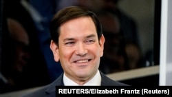 El recién confirmado secretario de Estado de EEUU, Marco Rubio, habla con periodistas en el Departamento de Estado en Washington, Estados Unidos, el 21 de enero de 2025. REUTERS/Elizabeth Frantz