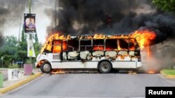 Un autobús en llamas bloquea una calle en Culiacán, Sinaloa, en medio del enfrentamiento entre narcos y federales. 