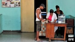 Un hombre compra alimentos en un pequeño quiosco privado, en La Habana (Cuba). EFE/Alejandro Ernesto