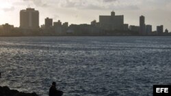 Un hombre en inmediaciones del malecón de La Habana (Cuba).