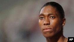 En esta foto de archivo del 3 de mayo de 2019, la sudafricana Caster Semenya compite en la final femenina de 800 metros durante la Liga Diamante en Doha, Qatar. AP Photo/Kamran Jebreili.