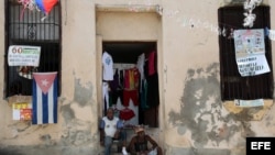 Dos hombres conversan en la entrada de una casa en la ciudad de Santiago de Cuba.