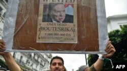 Manifestante contra el presidente Abdelaziz Bouteflika. 