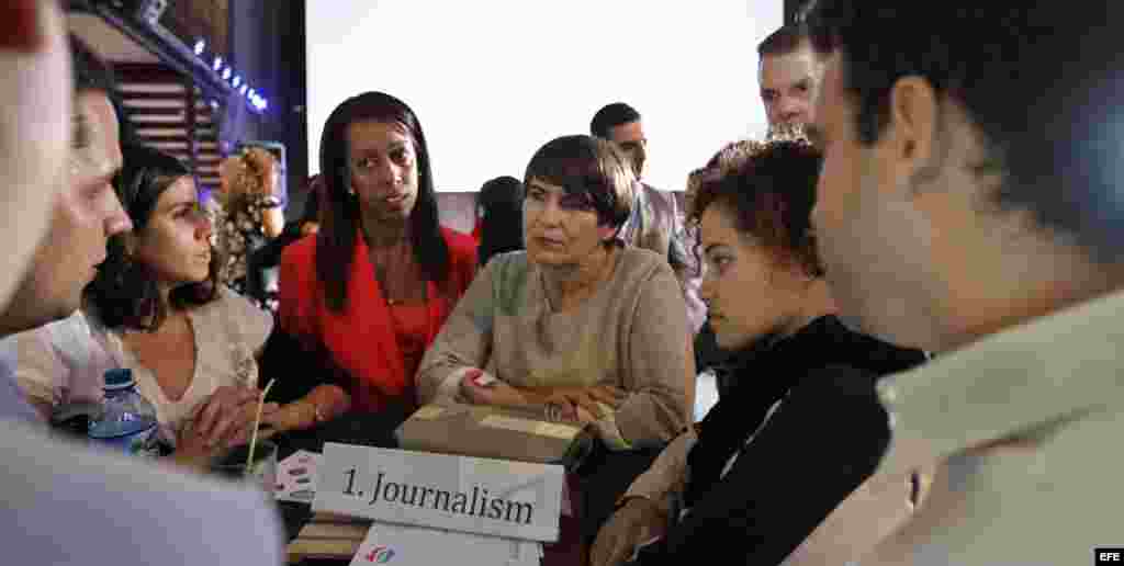 Lilianna Ploumen (c), conversa con jóvenes periodistas en el centro cultural "Fabrica de Arte Cubano" (FAC) en La Habana.