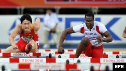 El cubano Dayron Robles contra el chino Liu Xiang en la final del Mundial de Atletismo de Doha, Qatar, (2010)